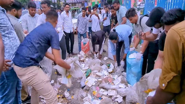 সমাবেশ-পরবর্তী সড়ক পরিচ্ছন্নতায় ছাত্রদলের নেতাকর্মীরা