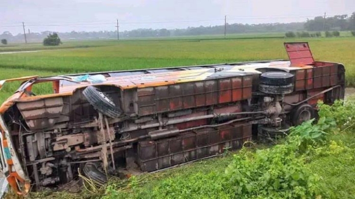 বরগুনায় পিকনিকের বাস খাদে, নিহত ১ আহত ২৫