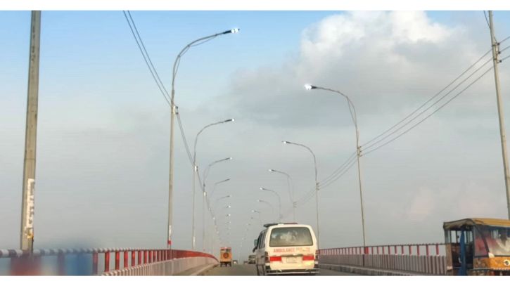 সাভার : দিনেও জ্বলে সড়ক বাতি