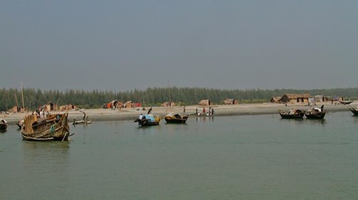 পায়রা নদীতে ভাসমান অবস্থায় মিলল নৌকা