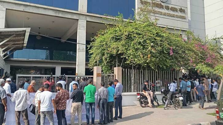 বিএসইসি চেয়ারম্যানের পদত্যাগ দাবি, সেনা পাহারায় কার্যালয় ত্যাগ