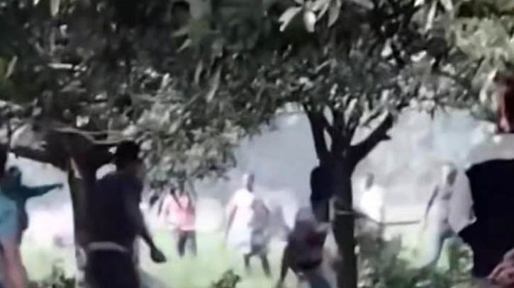 চাঁপাইনবাবগঞ্জ সীমান্তে ভারত-বাংলাদেশের নাগরিকদের মধ্যে সংঘর্ষ