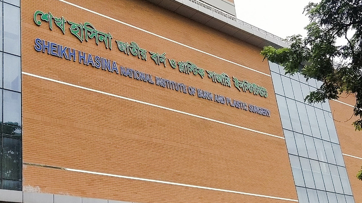 নারায়ণগঞ্জে আগুনে র‌্যাব সদস্যসহ দু’জন দগ্ধ
