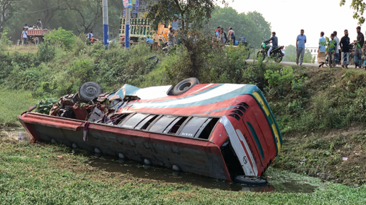 রাজশাহীতে বাস-ট্রাক সংঘর্ষে ৩ জন নিহত, আহত অর্ধশতাধিক