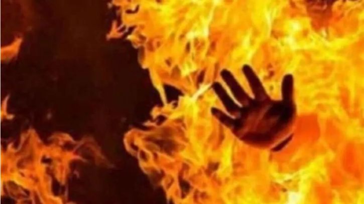 দৌলত‌দিয়ায় আগুনে পুড়ে দু’জ‌নের মৃত্যু