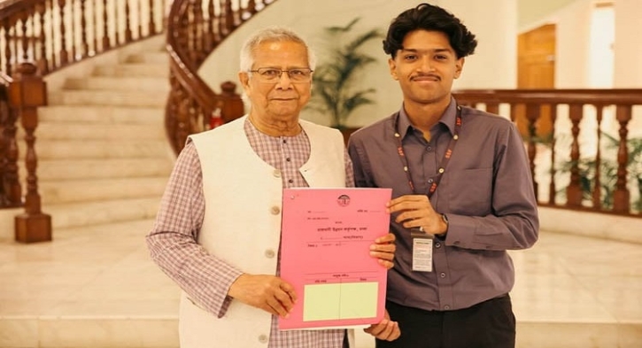 সাগর-রুনির ছেলে মেঘের হাতে পূর্বাচলের প্লটের দলিল হস্তান্তর করলেন