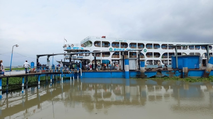 রেমালের প্রভাবে চাঁদপুরে ঝড় বৃষ্টি, সব ধরনের নৌযান চলাচল বন্ধ