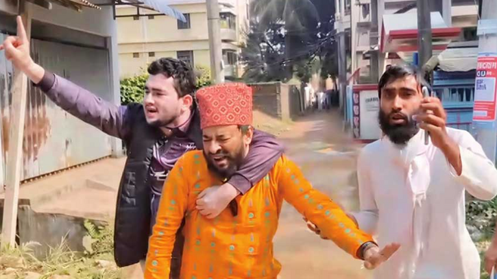 আওয়ামীপন্থি শিক্ষককে টেনেহিঁচড়ে প্রক্টর অফিসে নিলেন চাকসু নেতারা