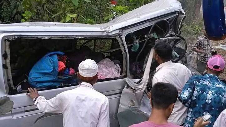 ‘ক্লান্ত বাসচালক তন্দ্রাচ্ছন্ন হয়ে পড়েছিলেন`