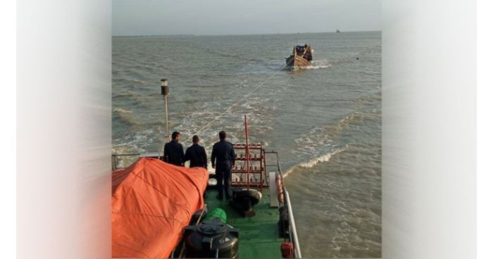 সাগরে গুলি চালিয়ে জেলেদের ট্রলার ডাকাতি