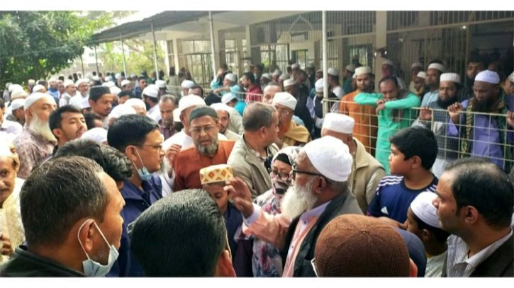 সম্পত্তি ভাগাভাগি নিয়ে লাশ সামনে সৎমা-মেয়ের ধস্তাধস্তি