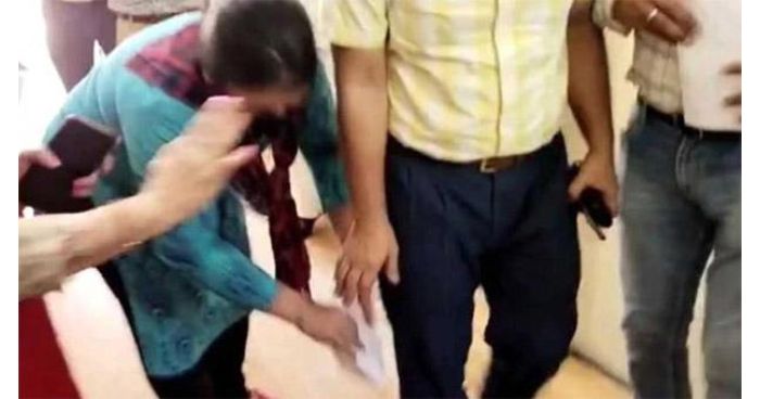ছেলেকে বাঁচাতে চিকিৎসকের পা জড়িয়ে ধরলেন মা