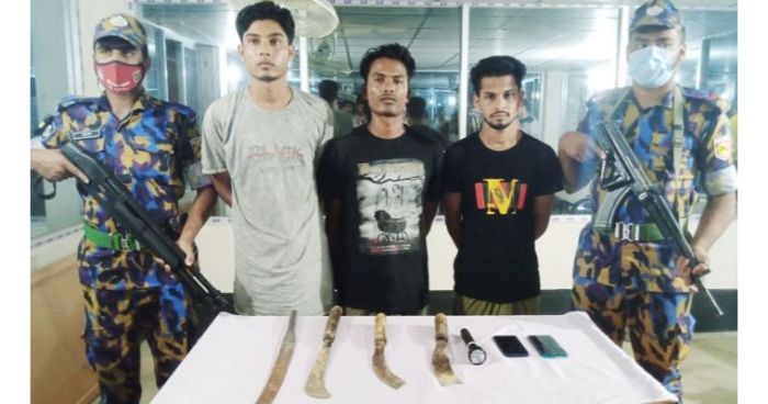 টেকনাফে শরণার্থী ক্যাম্প থেকে ৩ রোহিঙ্গা ডাকাত আটক
