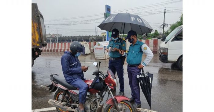 রাজধানীতে সর্বাত্মক লকডাউনের দ্বিতীয় দিনে গ্রেফতার ৩২০ জন