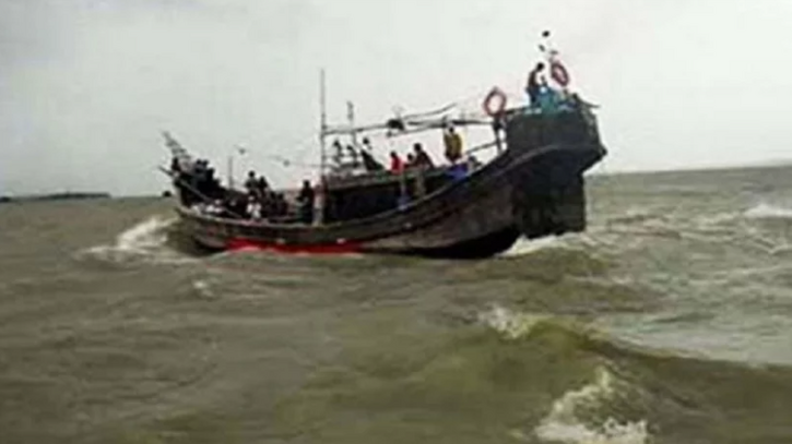 বঙ্গোপসাগরে চারটি মাছধরা ট্রলারে ডাকাতি, গুলিবিদ্ধসহ আহত ৮ জেলে