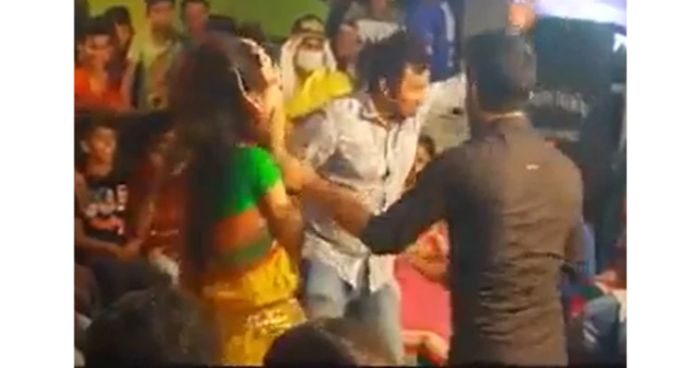নাচের জন্য হাত ধরে টান দিলো বরের বন্ধুরা, বিয়ে ভেঙে দিল কনে