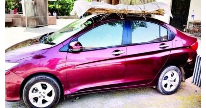বাবার লাশ গাড়ির ছাদে বেঁধে শ্মশানে নিয়ে গেল ছেলে!