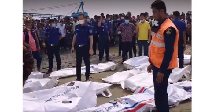 মাদারীপুরে বালুবাহী বাল্কহেডের ধাক্কায় স্পিডবোট উল্টে  নিহত ২৬