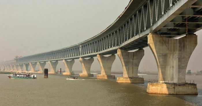 পদ্মা সেতুর নিচ দিয়ে ভারী যানবাহন নিয়ে ফেরি চলাচল বন্ধ