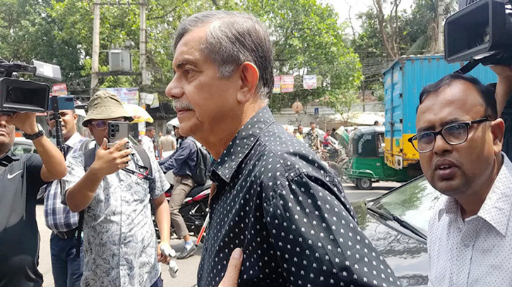 এসএসসি পরীক্ষার কেন্দ্র পরিদর্শনে - শিক্ষা উপদেষ্টা