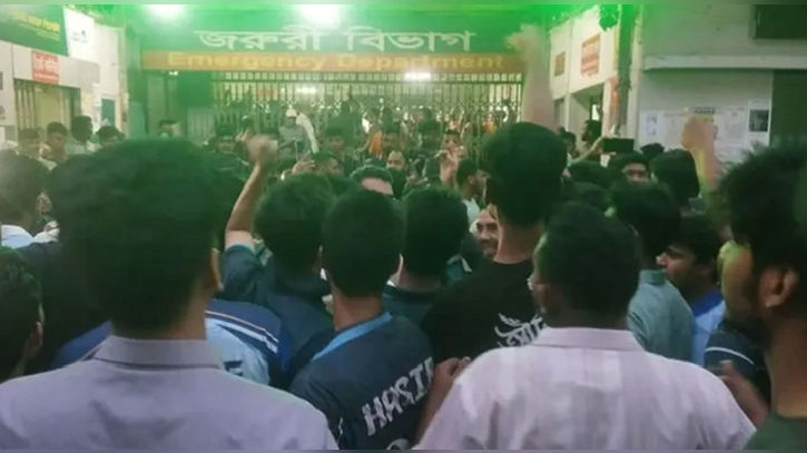ঢামেকে চিকিৎসকদের সঙ্গে ঢাবি শিক্ষার্থীদের হাতাহাতি, সেবা বন্ধ