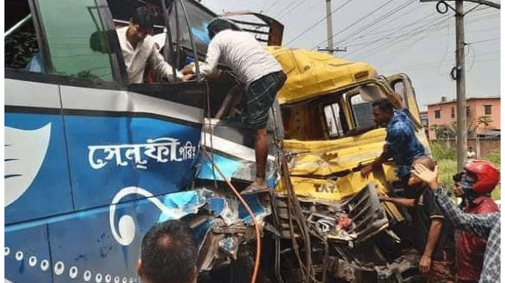 নেত্রকোণা : বাস-ট্রাক সংঘর্ষে চালকসহ ঝরল ২ জনের প্রাণ, আহত ১০