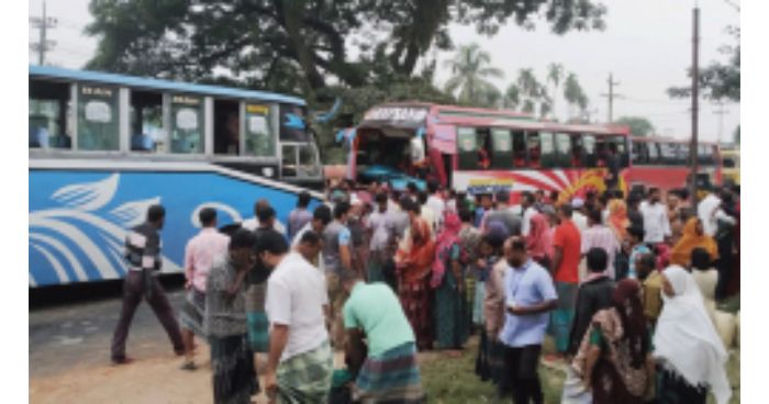 কুমিল্লা বাস থেকে নামিয়ে চেকারকে পিটিয়ে হত্যা