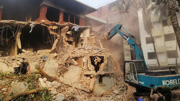 সকালেও ৩২ নম্বরের বাড়ি ভাঙা চলছে