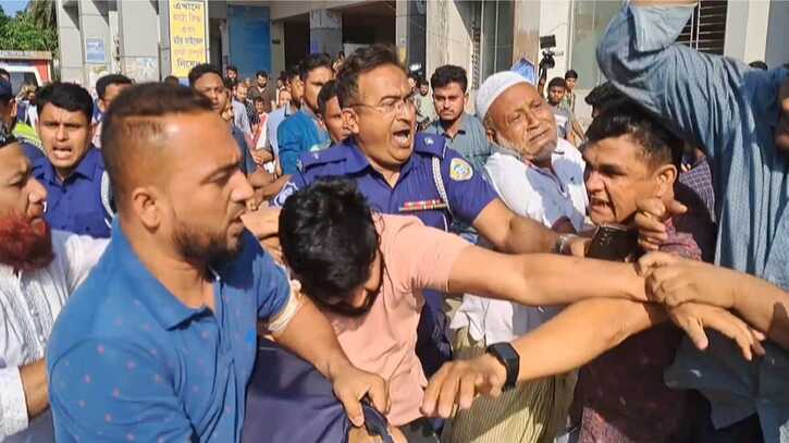 ভোলা জেনারেল হাসপাতালে হুমকির প্রতিবাদে চিকিৎসকদের কর্মবিরতি