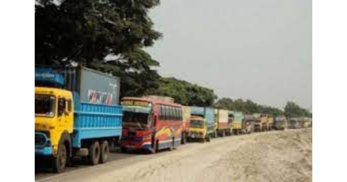 ঢাকা-টাঙ্গাইল মহাসড়কে ৪০ কিলোমিটার যানবাহনের চাপ