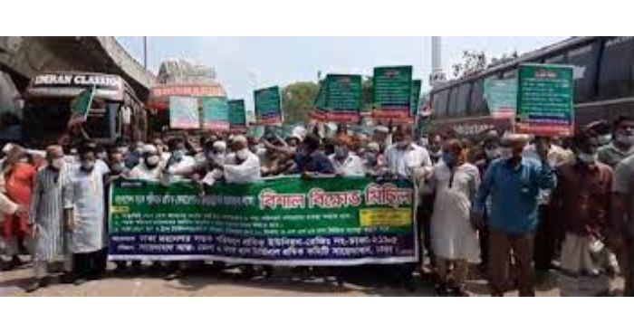রাজধানীতে গণপরিবহন চালুর দাবিতে পরিবহন শ্রমিকদের বিক্ষোভ