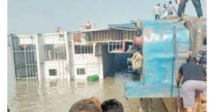 পাটুরিয়ায় ৫ নম্বর ফেরিঘাটে কয়েকটি যানবাহন নিয়ে ডুবে গেল ফেরি