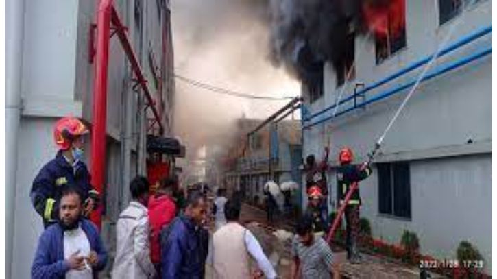 নারায়ণগঞ্জের পোশাক কারখানায় আগুন: নিয়ন্ত্রণে ১০টি ইউনিট