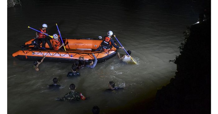 ইন্দোনেশিয়ায় নদীতে ডুবে প্রাণ হারাল ১১ শিক্ষার্থী