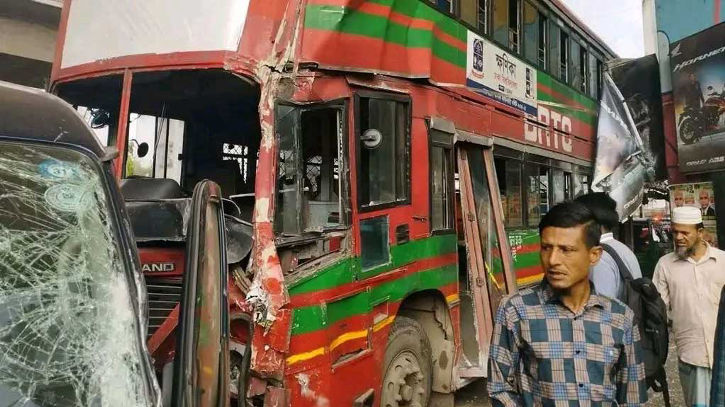চাকা ফেটে দুর্ঘটনায় ঢাবির বাস, কয়েকজন শিক্ষার্থী আহত