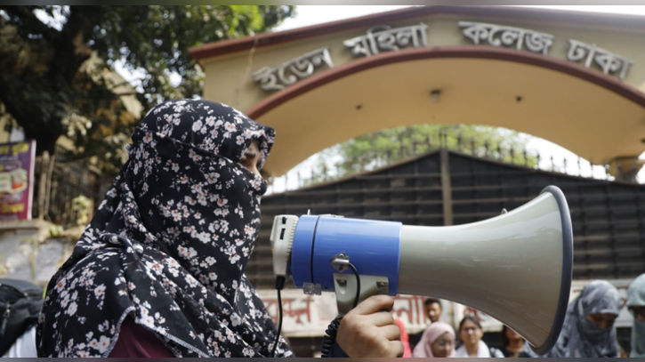 পাঁচ দাবিতে ইডেনের শিক্ষার্থীদের সড়ক অবরোধ, আন্দোলনে শিক্ষকরাও
