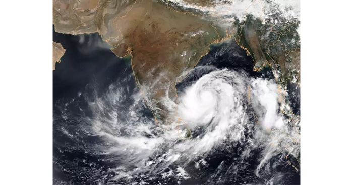 ভয়াল রূপে ঘূর্ণিঝড় যশ, জনমনে ভয়-আতঙ্ক