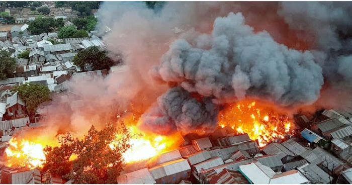 মহাখালী সাততলা বস্তিতে ভয়াবহ অগ্নিকাণ্ডে হাজারো ঘর ছাই