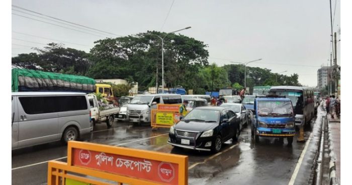 সর্বাত্মক লকডাউনে গাড়ি বেড়েছে ঢাকার সড়কে, চেকপোস্টে জট