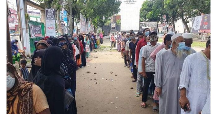 স্বাস্থ্যবিধি উপেক্ষা করে ব্রাহ্মণবাড়িয়ায় টিসিবির পণ্য কিনতে ভিড়