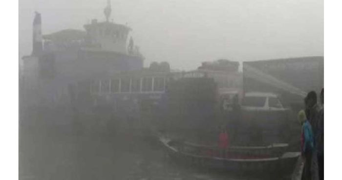 ঘন কুয়াশার কারণে দৌলতদিয়া-পাটুরিয়া নৌরুটে ফেরি চলাচল বন্ধ