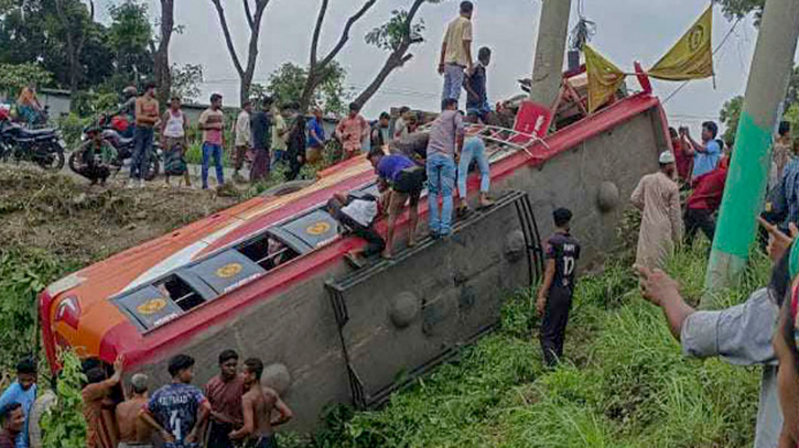 ফরিদপুরে বাস খাদে পড়ে নিহত বেড়ে ৭