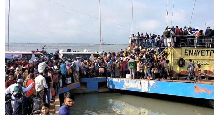 ফেরিঘাটে মানুষের ঢল, বন্ধ রয়েছে ফেরি চলাচল