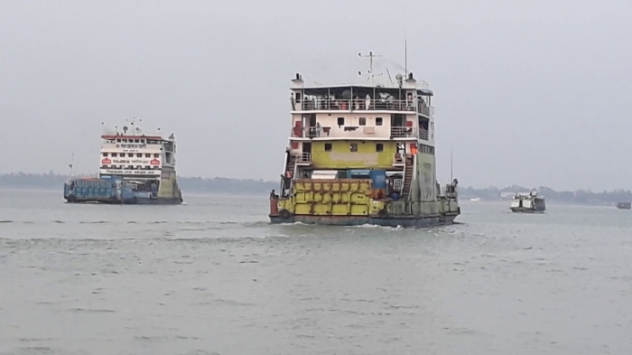তীব্র স্রোতে পদ্মায় ফেরি চলাচল ব্যাহত