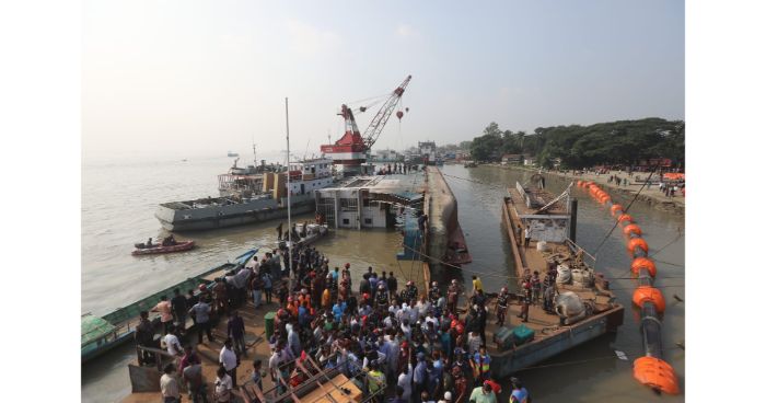 পাটুরিয়ায় ফেরিডুবির কাজ, তৃতীয় দিনেও উদ্ধার অভিযান শুরু