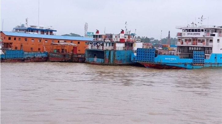 তীব্র স্রোতে দুর্ঘটনা এড়াতে বাংলাবাজার-শিমুলিয়ায় ফেরি চলাচল বন্ধ
