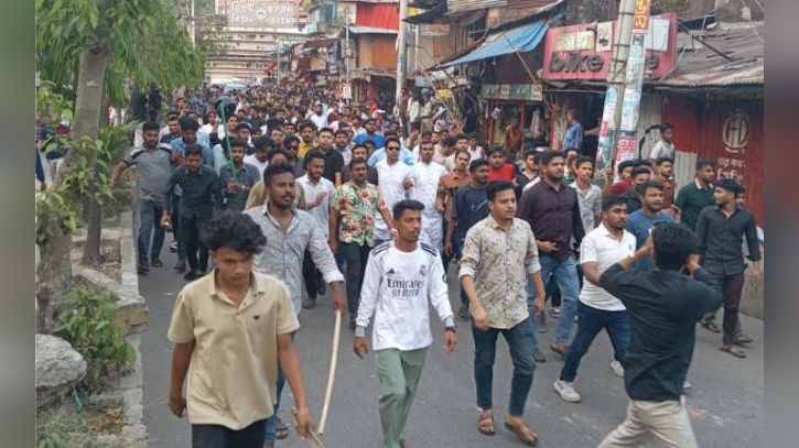 গ্রাফিতিতে ‘ছাত্র’ মুছে ‘গুপ্ত’ লেখার জেরে ছাত্রদল-শিবির সংঘর্ষ