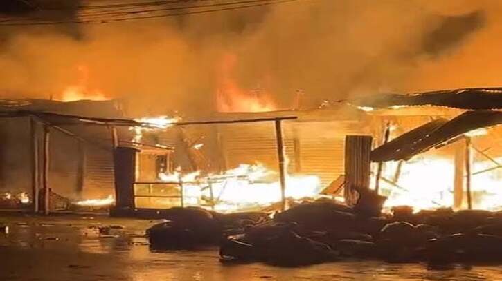 নোয়াখালীর মান্নান নগর বাজারে ৭ টি দোকান পুড়ে ছাই