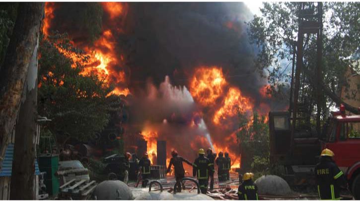 চট্টগ্রামে হকার্স মার্কেটের আগুন নিয়ন্ত্রণে, ৭০ দোকান পুড়ে ছাই