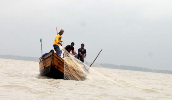বঙ্গোপসাগরে মাছ শিকারে গিয়ে ট্রলারসহ ১৮ জেলে নিখোঁজ